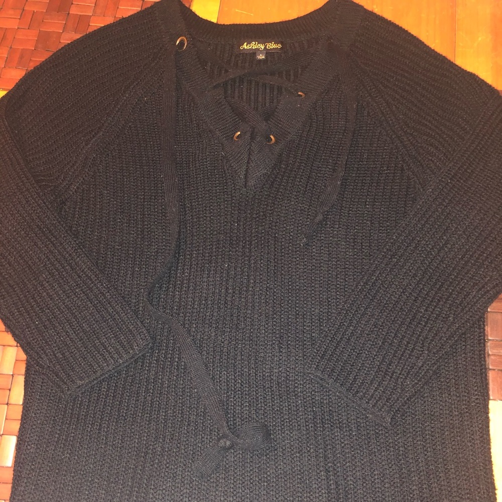 Black juniors sweater size large